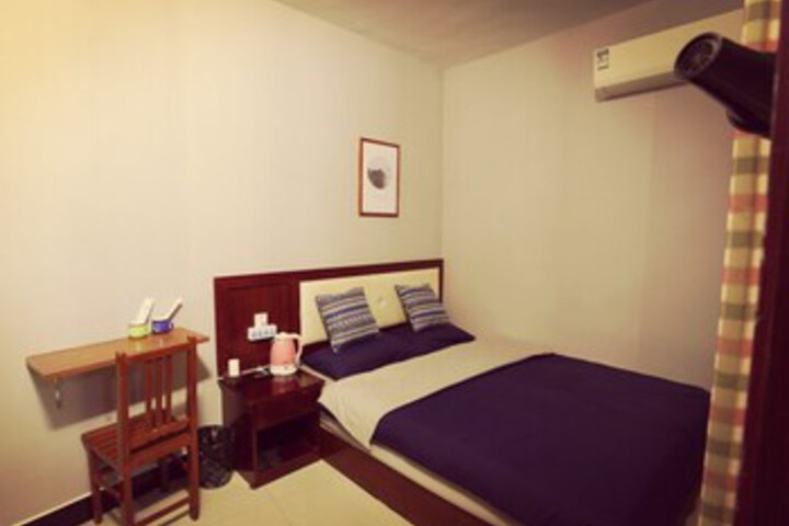 Room 8 of 12