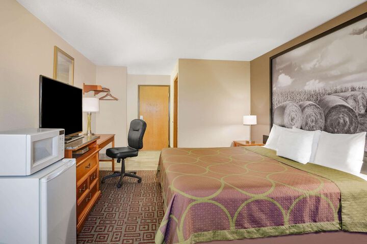 1 Queen Bed (7 of 16)