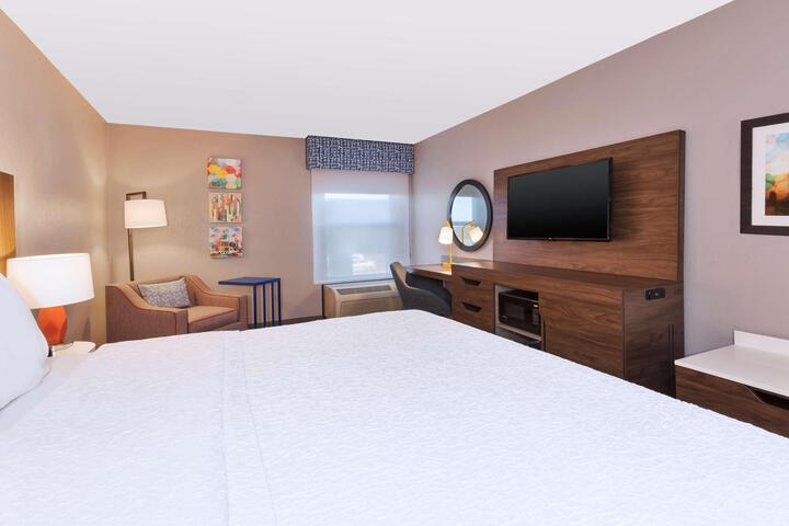 1 King Bed Accessible (18 of 26)