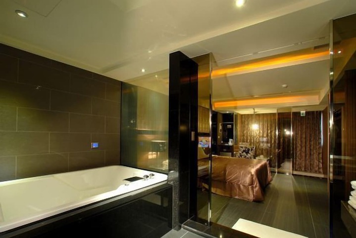 Room 16 of 107