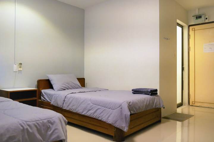 Room 9 of 16