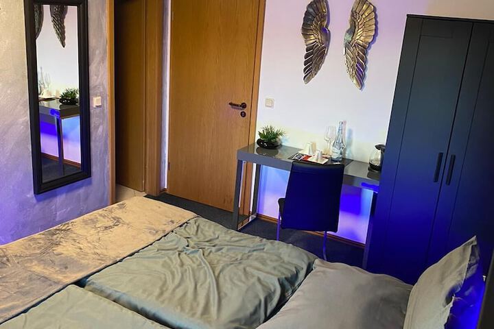 Room 4 of 16