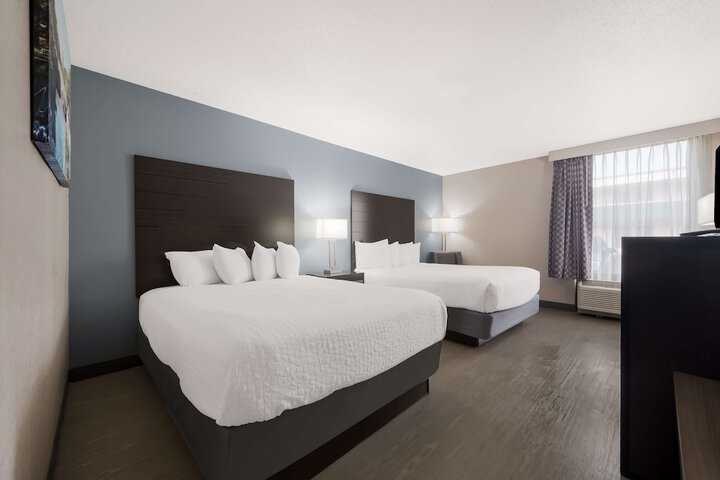 2 Queen Beds (11 of 16)