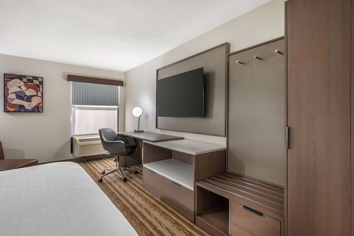 1 King Bed Sofa Bed Work Desk Microwave and Refrigerator WiFi Full Breakfast (12 of 15)