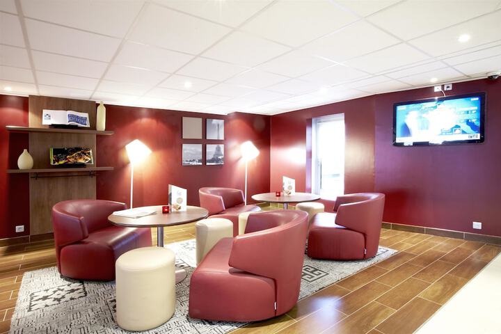 Lounge 27 of 36