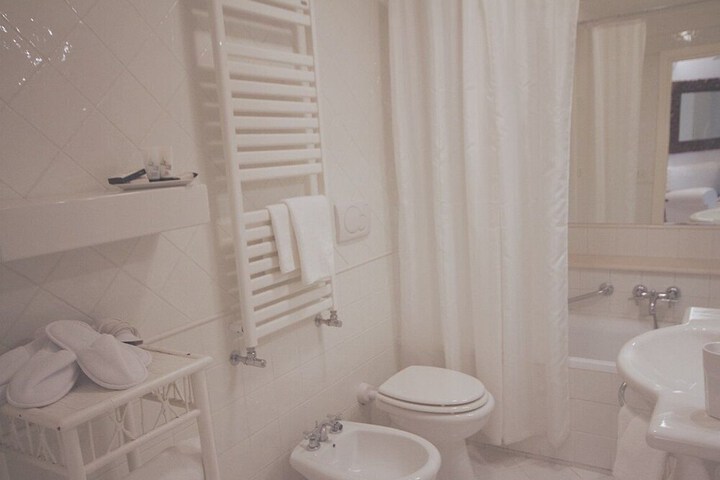 Room 27 of 65