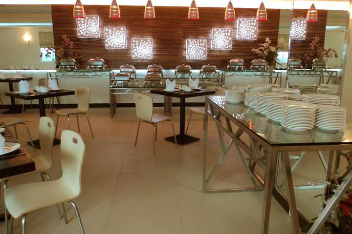 Dining 18 of 24