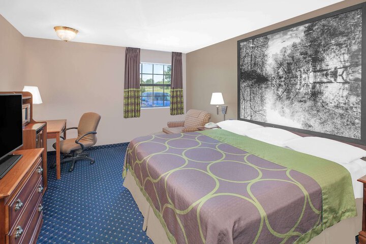 1 King Bed (2 of 13)