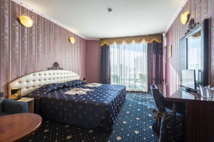 Room 17 of 28