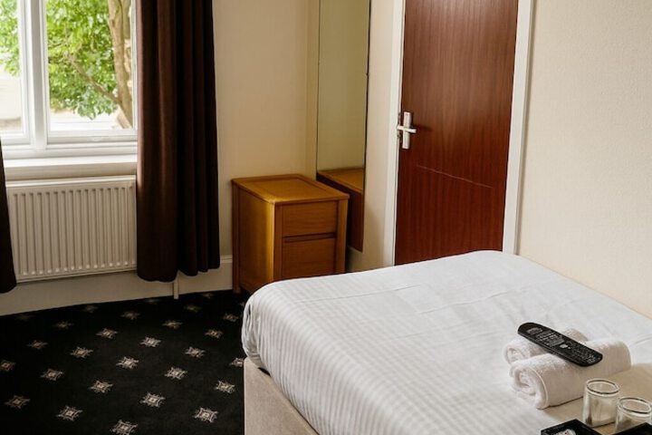 Room 21 of 38