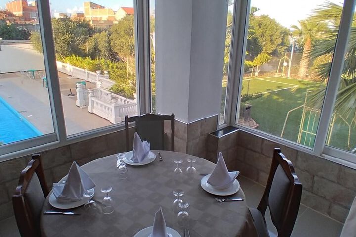 Dining 19 of 28