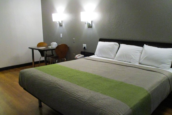 Deluxe Room 1 Queen Bed Kitchenette (12 of 24)