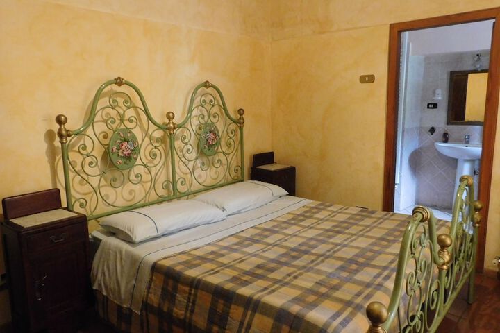 Room 6 of 115