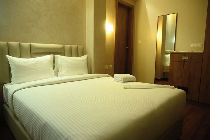 Room 4 of 9