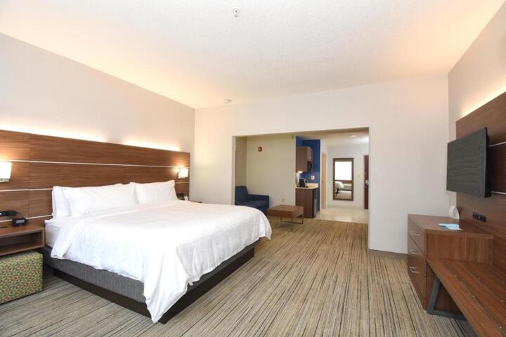 1 King Bed (3 of 17)