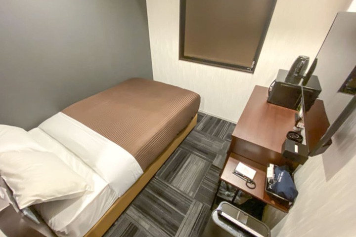 Room 6 of 28