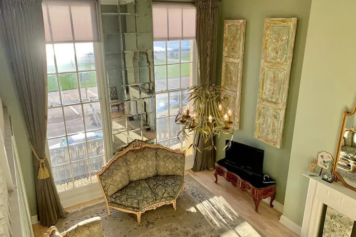 Room 6 of 12