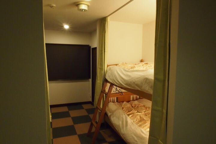 Room 13 of 34