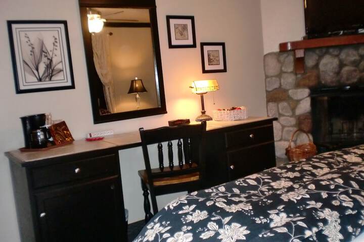 Deluxe King Bed Partial Lake View (37 of 48)