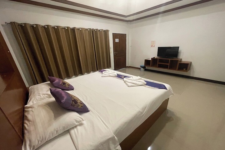 Room 7 of 80