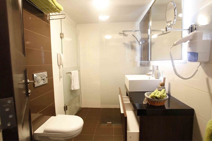 Room 8 of 13