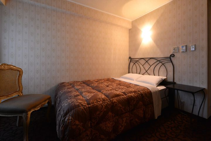 Room 4 of 17