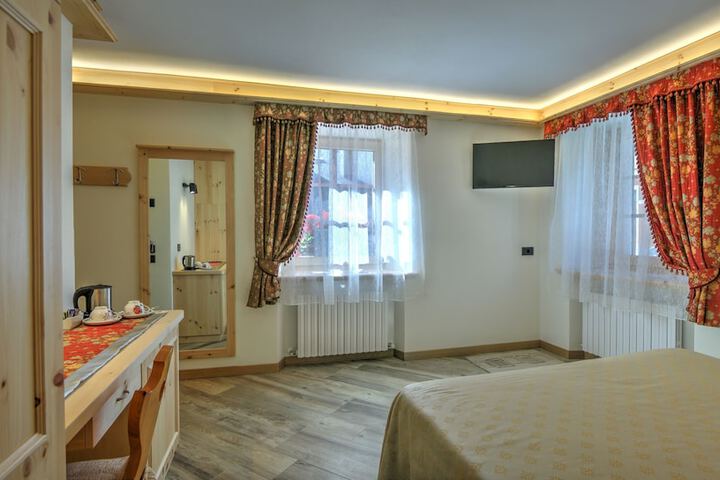 Room 6 of 63