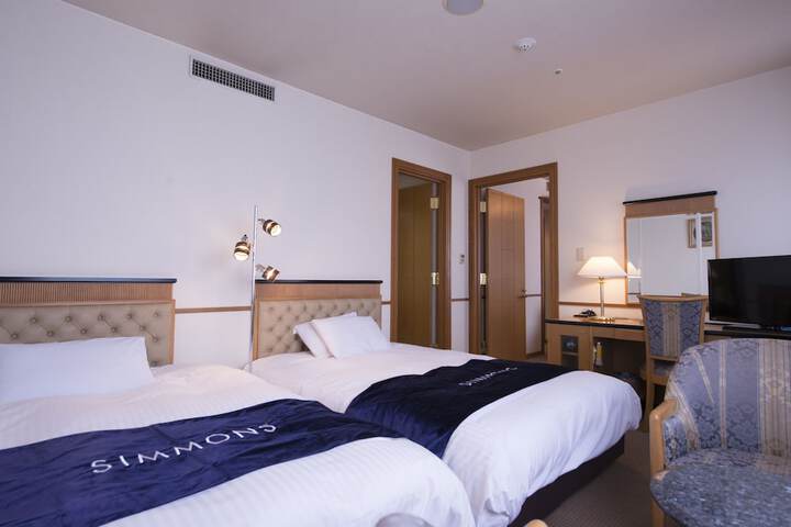 Room 2 of 27