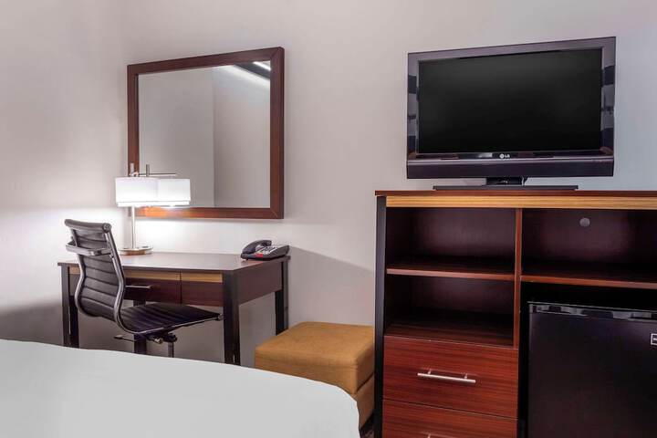 Standard Room, King or Two Doubles (2 of 6)