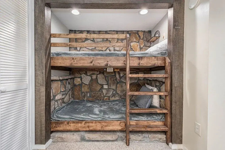 Room 4 of 16