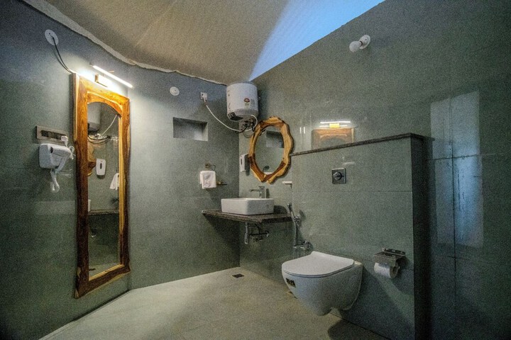 Room 51 of 76
