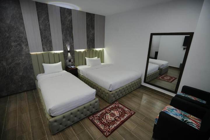 Room 32 of 77