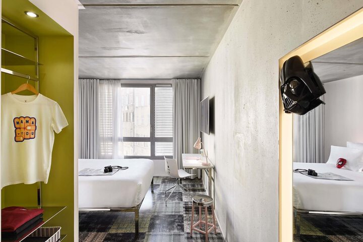 Room 42 of 143