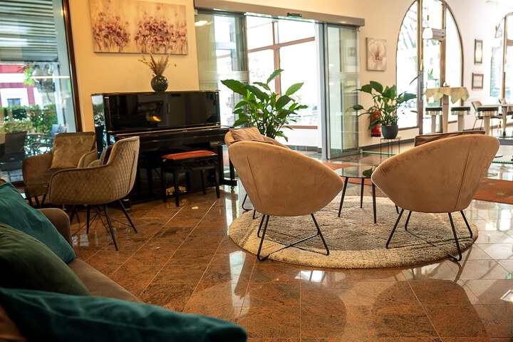Entrance & Lobby