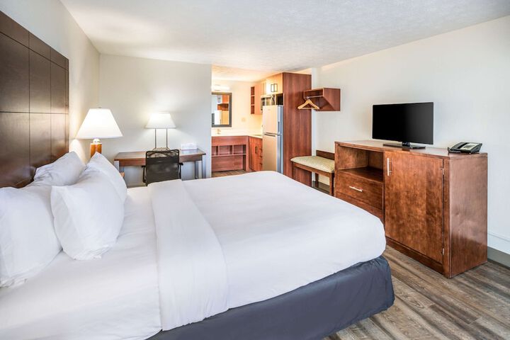 1 Queen Bed (8 of 14)