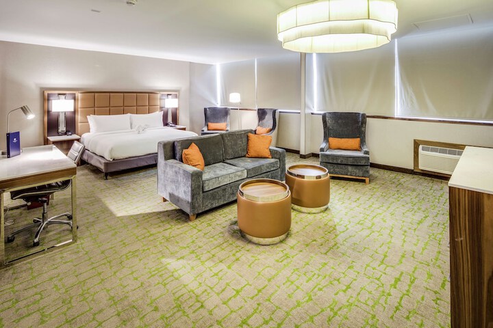 1 King Pull Out Sofa (4 of 15)