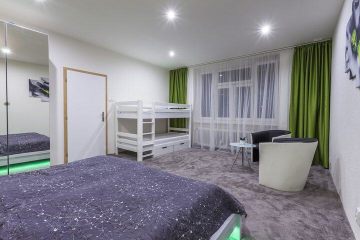 Room 4 of 9