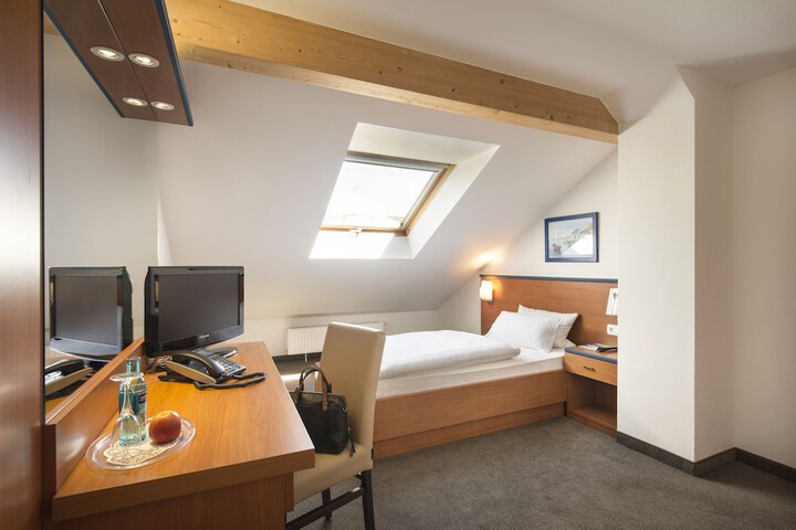 Room 5 of 38