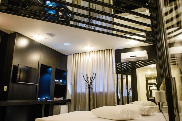 Room 4 of 16