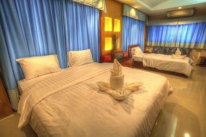 Room 6 of 33