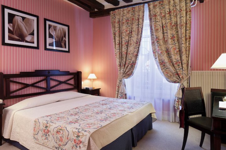 Room 35 of 69
