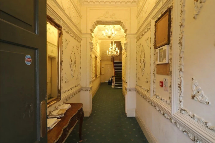 Room 9 of 11