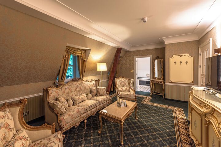 Room 2 of 62