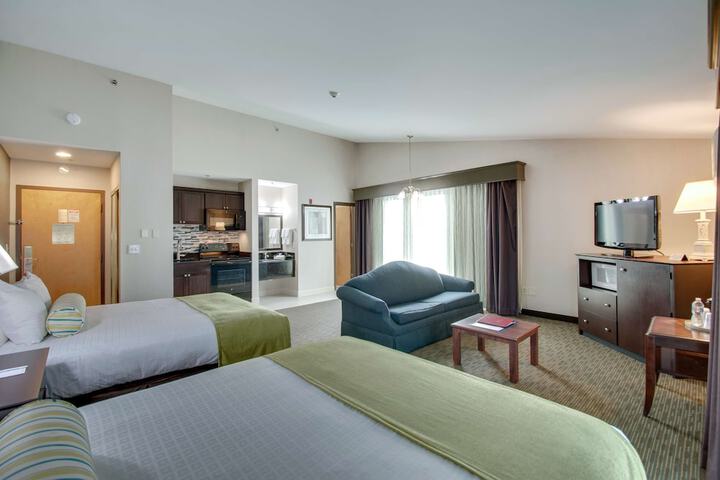 2 Queen Beds Microwave and Refrigerator WiFi Full Breakfast (14 of 25)
