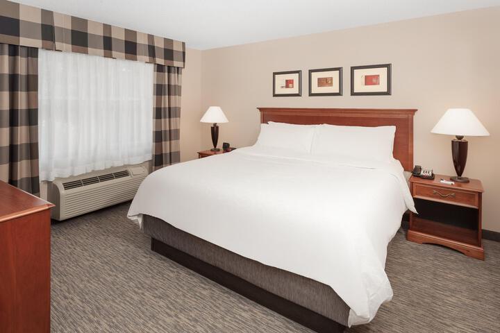 1 Queen Bed Suite Mobility Accessible Tub (3 of 4)