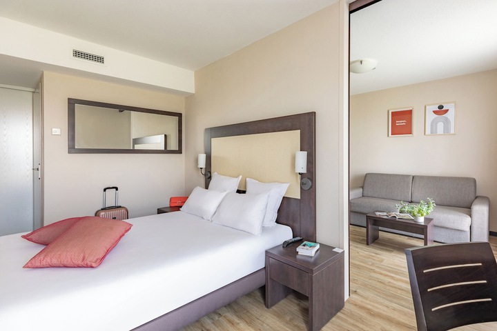 Room 4 of 33