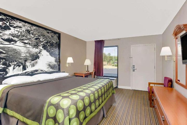 1 King Bed Accessible Ground Floor Room (9 of 13)