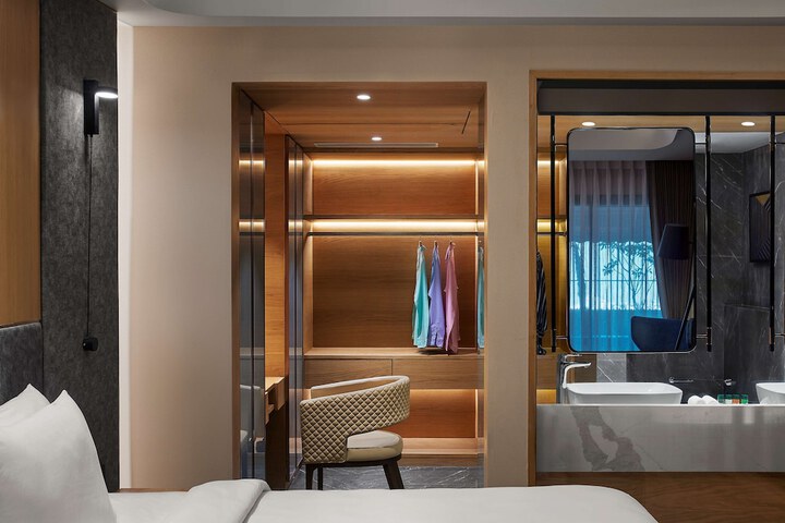 Room 13 of 35