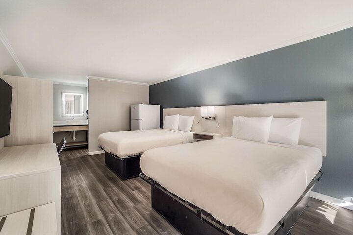 2 Queen Beds (5 of 8)