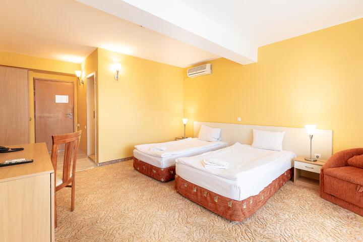Room 50 of 76